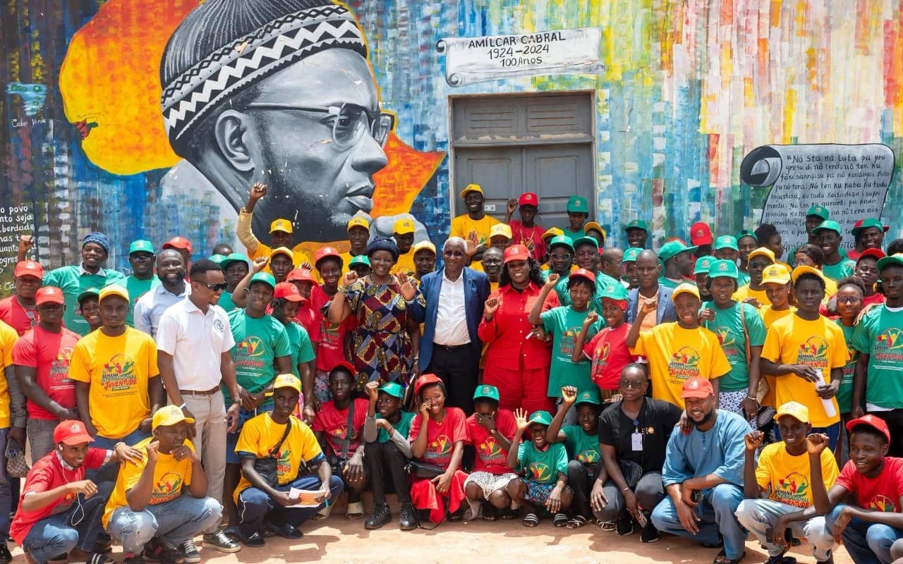 Jeunes et responsables réunis lors d'un événement officiel en Guinée-Bissau