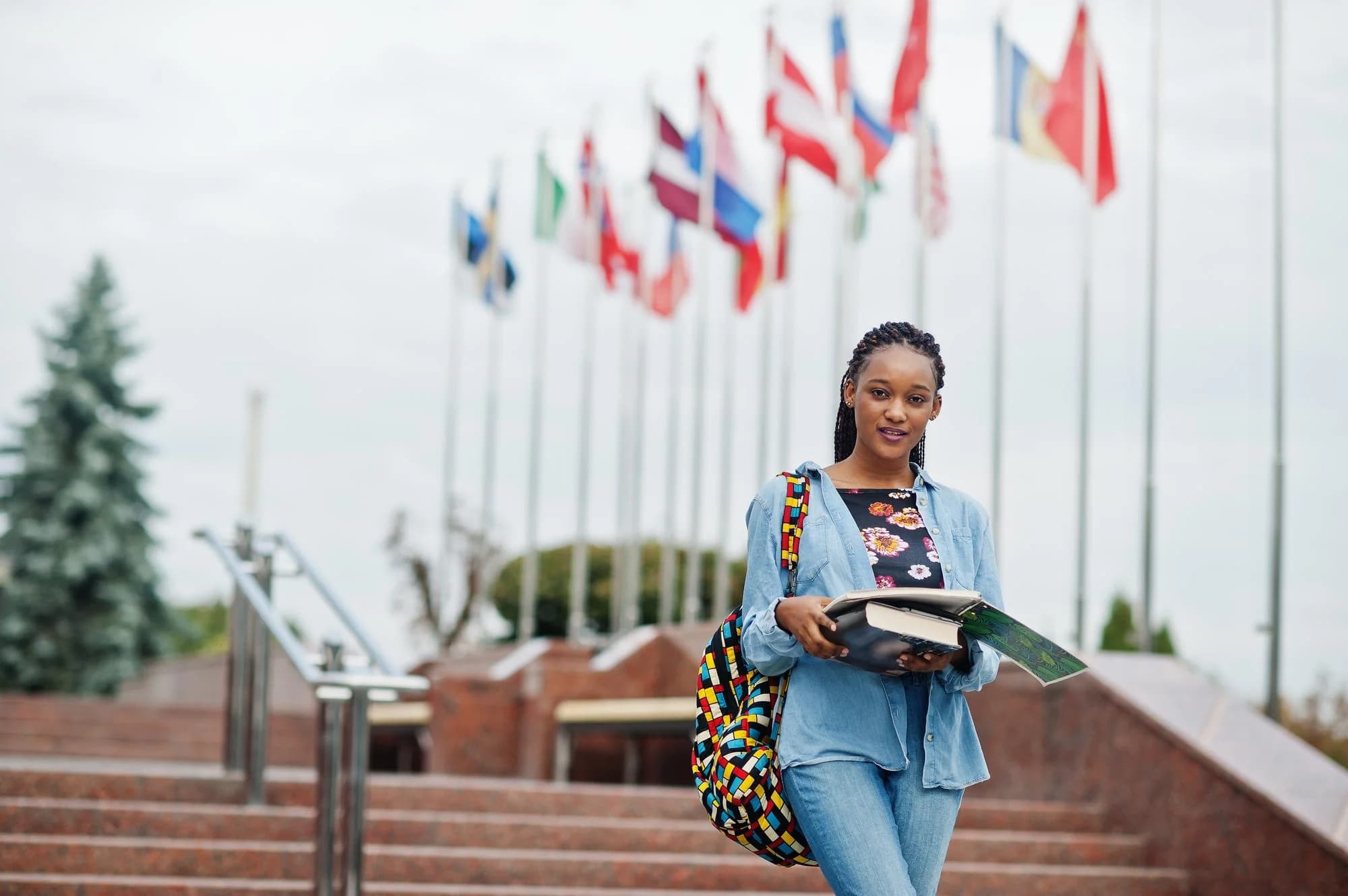 Étudiante sur un campus international